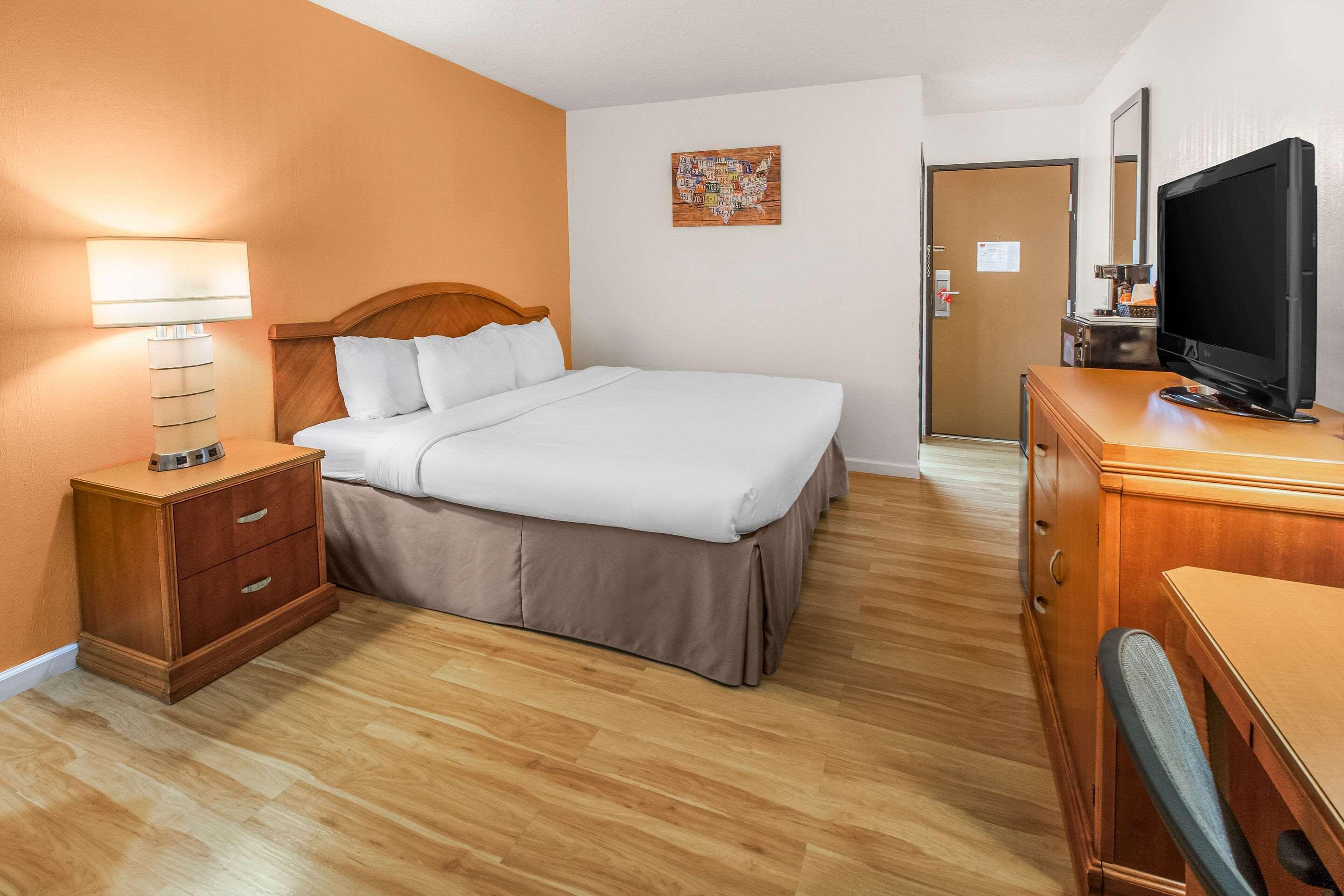 Econo Lodge Alliance Bagian luar foto