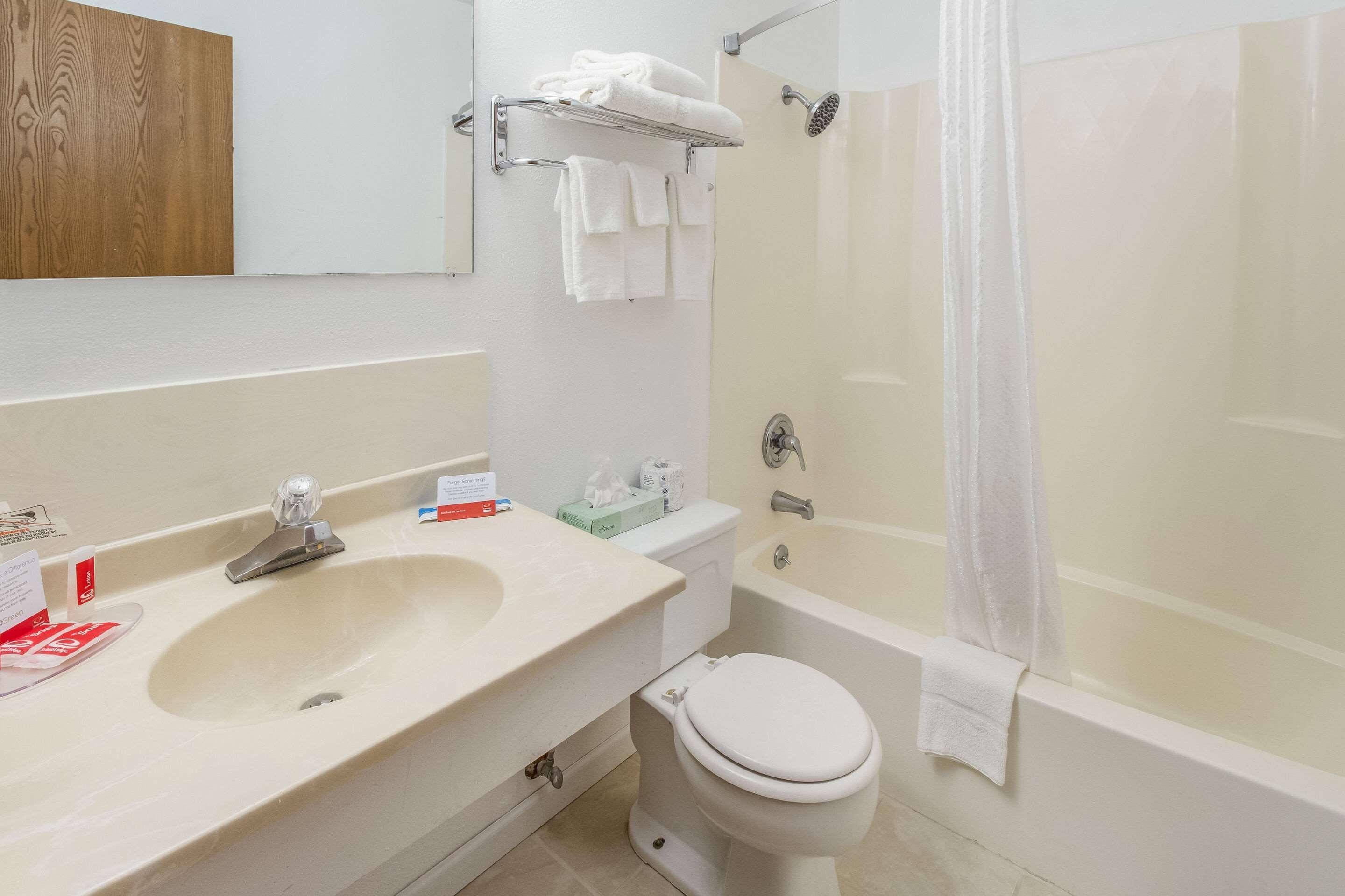 Econo Lodge Alliance Bagian luar foto