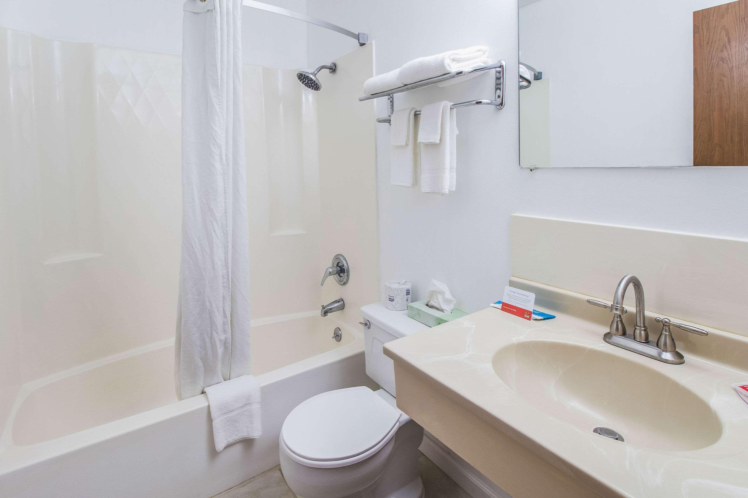 Econo Lodge Alliance Bagian luar foto